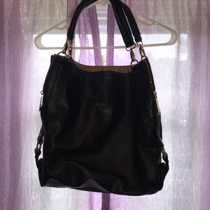 Chic Black Purse ! 👜